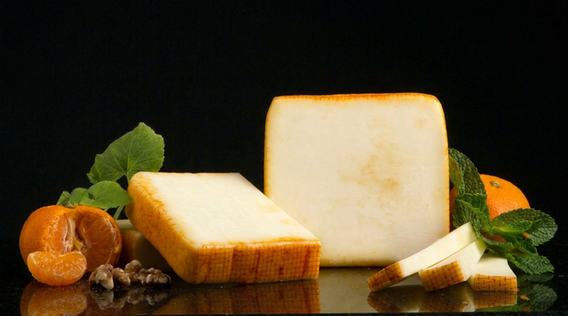 Boar’s Head® Muenster Cheese.